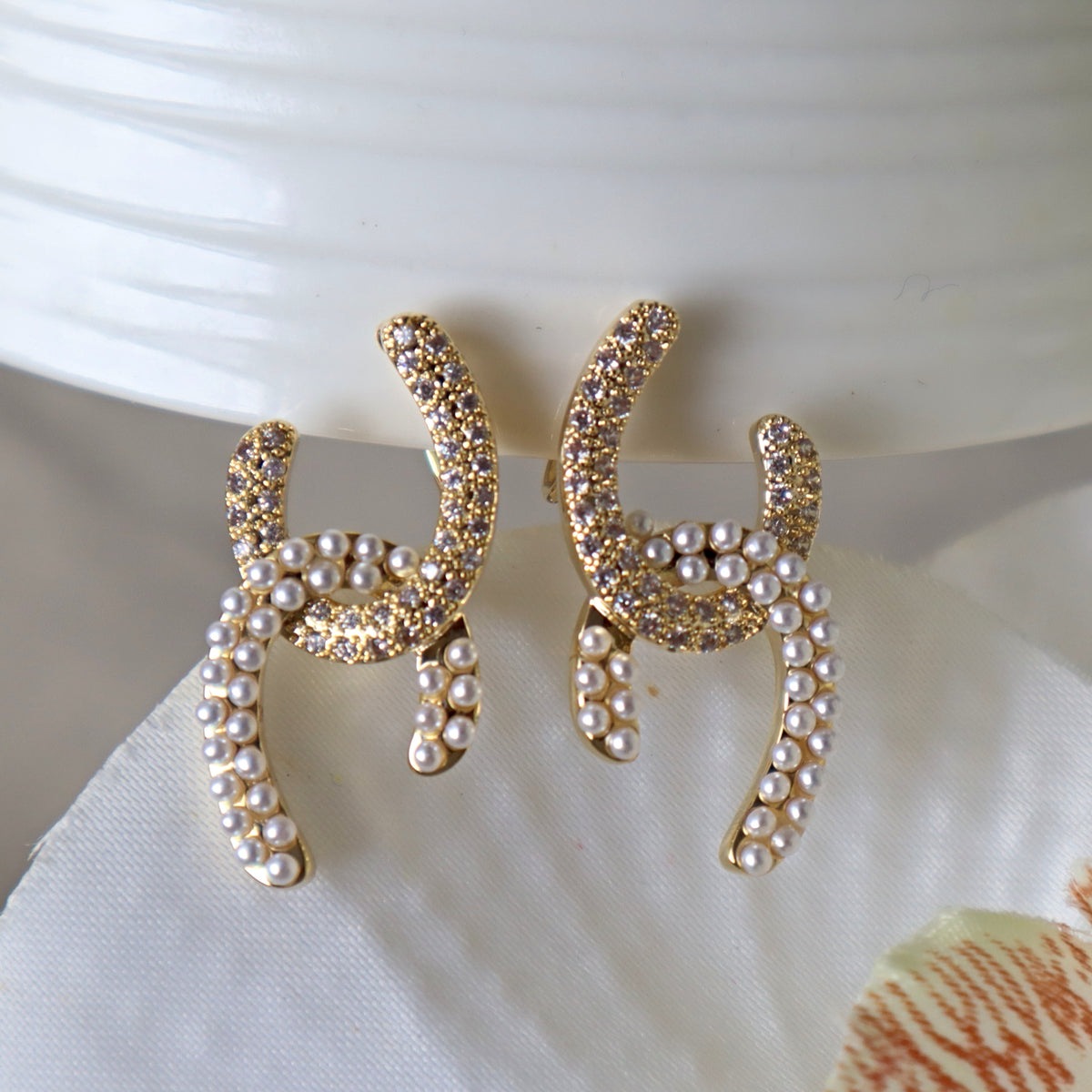 U shape arc link horseshoe clip on earrings with pearls and crystals 